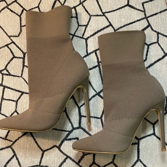Steve Madden taupe booties - Picture 2 of 4